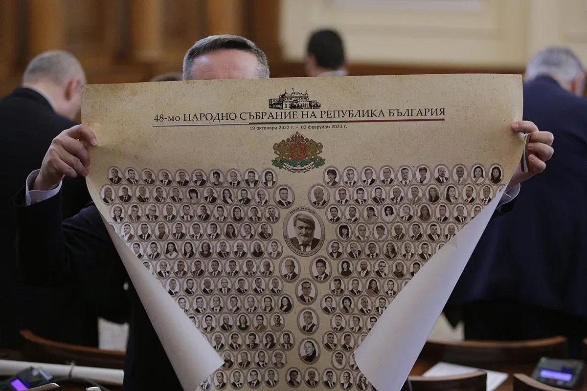 Вежди изненада депутатите. Уникален подарък за съвестта им (СНИМКИ)