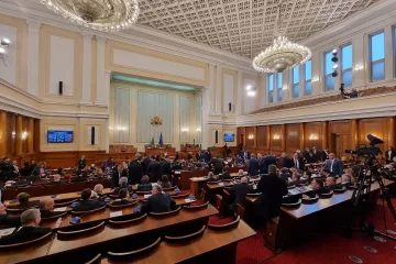 Депутатите си тръгват с декларации, президентът чете министрите