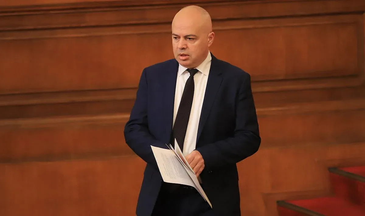 Огромен скандал! Ас на БСП разкри уникални заплати