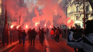 Франция пак на колене, правителството не отстъпва