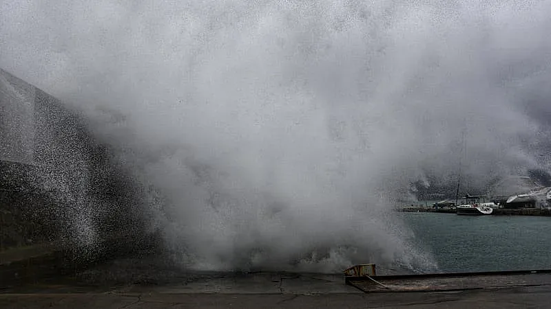 Морето се разбесня. Край Варна стана страшно (Зловещи снимки)