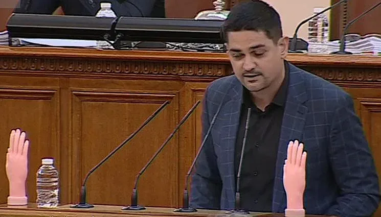 Кой целува ръце в парламента