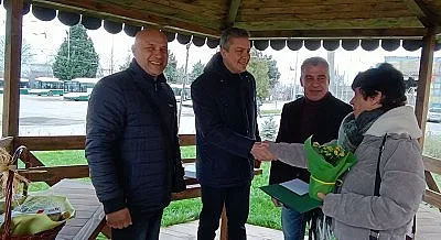 Поздравиха шофьора на тролея, върнал загубения телефон