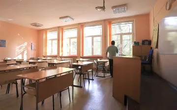 Синдикати скочиха за учителските заплати, готвят протести