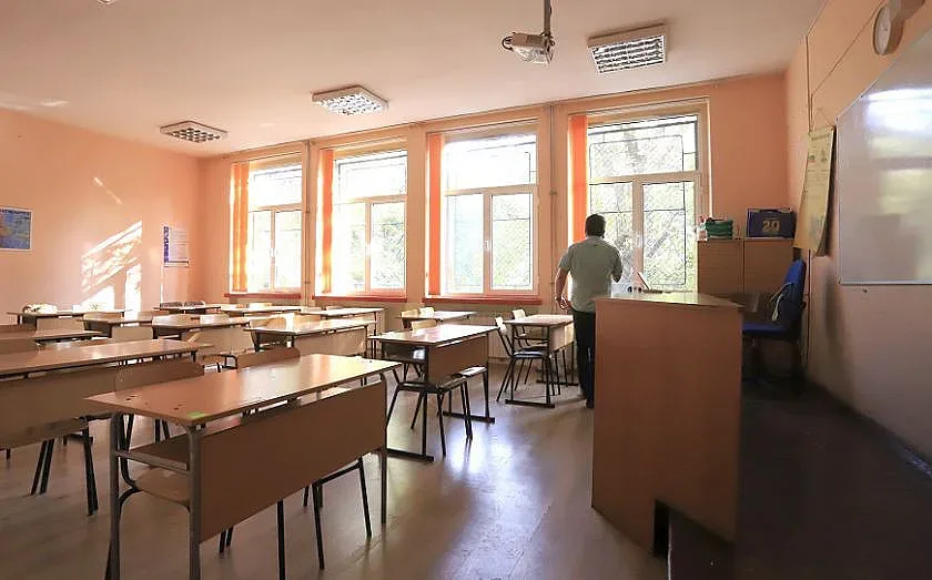 Синдикати скочиха за учителските заплати, готвят протести