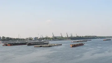 Капитан на кораб цопна в Дунав, издирват го