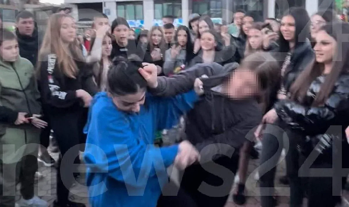 Момичета се бият пред мол, деца гледат и снимат