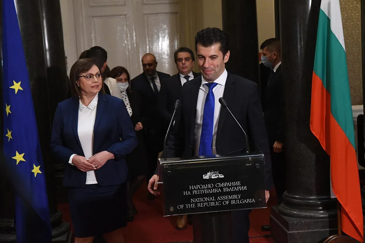 Разкритие за Петков и Нинова.За една нощ е взето най-странното решение