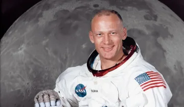 Легендарен астронавт се ожени на 93 години (СНИМКИ)