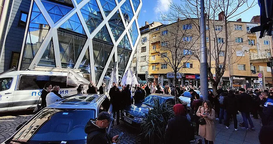 Напрежение! София скочи в защита на пребития българин