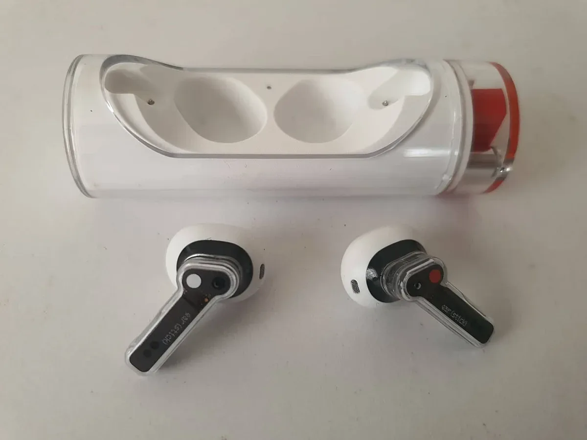 Nothing Ear (stick) – безжични слушалки с оригинален дизайн и много добър звук (Ревю)