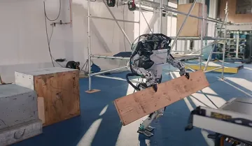 Boston Dynamics показа как двукракият робот Атлас хвърля торба с инструменти по човек (видео)