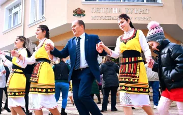 УЧЕНИЦИ С КОЛЕДНА ИЗНЕНАДА ЗА АДМИНИСТРАЦИЯТА В КУБРАТ, ПЪРВОКЛАСНИЧКА СУРВАКА ВСИЧКИ НАРЕД