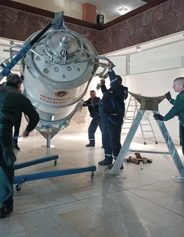 Експонираха копие на космически спътник във фоайето на Община Стара Загора