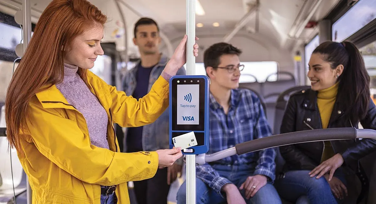 Повечето българи готови да плащат с банкова карта в градския транспорт
