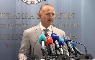 Енергийният министър спешно в парламента