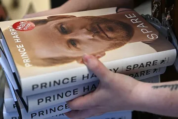 Юруш за книгата на принц Хари, книжарниците се пукат по шевовете