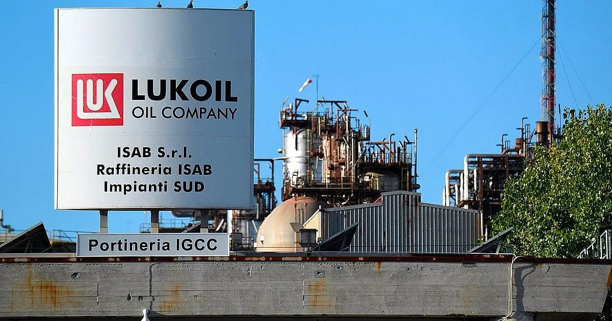 Продават рафинерията на Лукойл в Италия