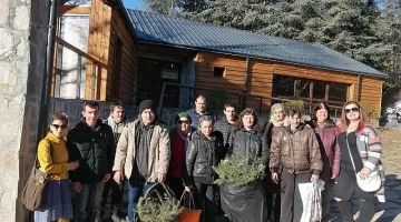 От Дневен център „Св. св. Козма и Дамян“ първи зарадваха животните в зоопарка с лакомства – коледни елхи 