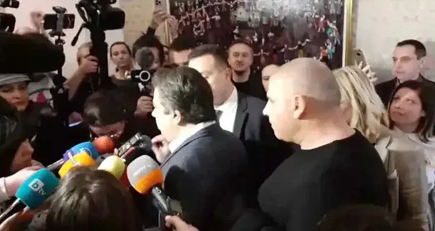 Тайнствен мъж зад Кирил и Асен. Кой е човекът в черно?