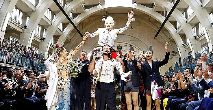 Вивиан Уестууд получила рицарско звание без гащи