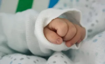 Уникална развръзка! Двете майки си разменят бебетата
