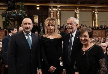 Изненада! Президентът без Деси Радева. Коя е прекрасната дама до него?