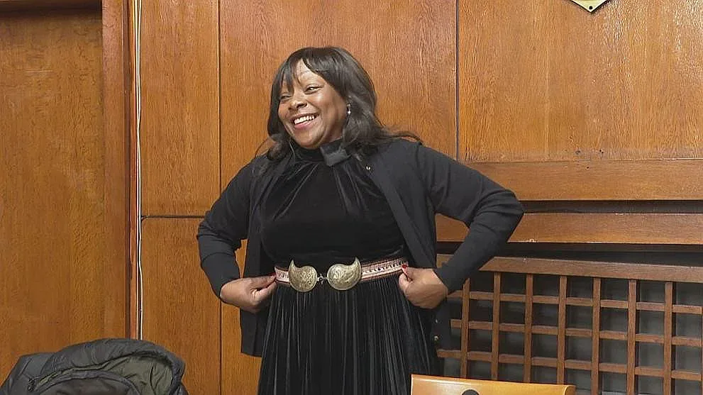 Кметът на Бургас посрещна кралица. Даде й уникален дар