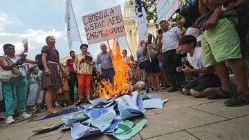 Палят евро на площада! Нов протест