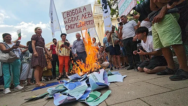 Палят евро на площада! Нов протест