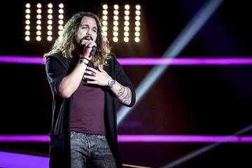 Коледно чудо! Талантлив певец оцеля в зверска катастрофа