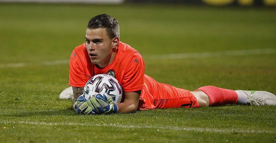 Националният ни вратар скочи в престижна световна класация