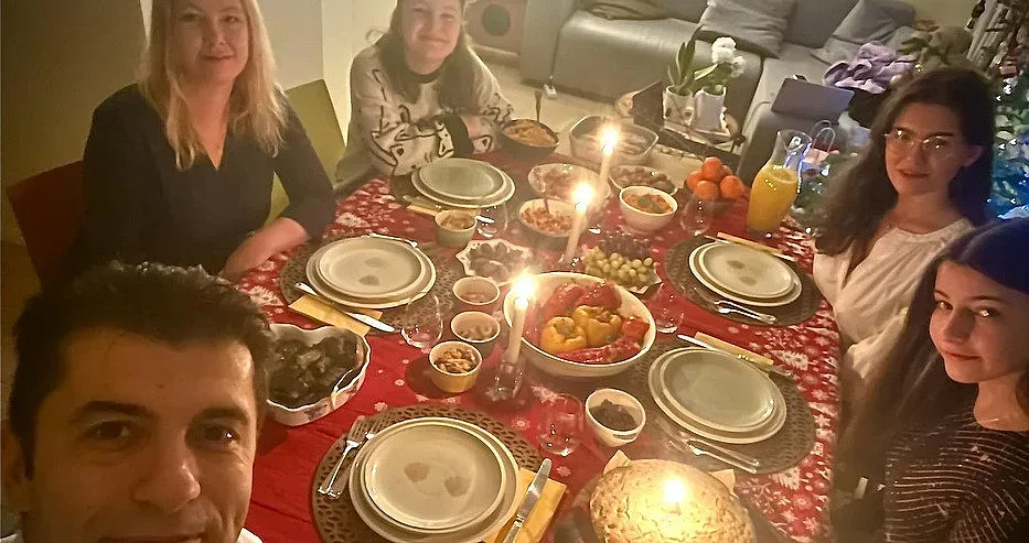 Изненада! Ето го коледният купон на Кирил Петков