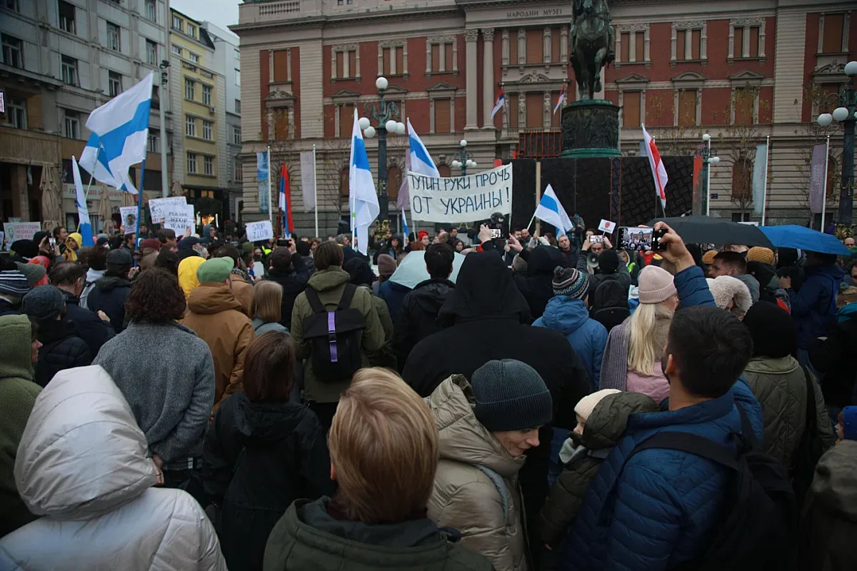 Протест срещу Путин в Сърбия, веят нови руски знамена