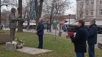 Плевенчани почетоха Емил Димитров. Градския часовник пее негови песни