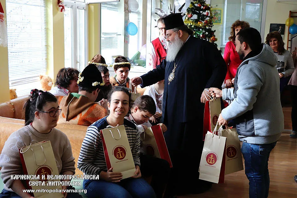 Църквата зарадва деца и младежи в неравностойно положение