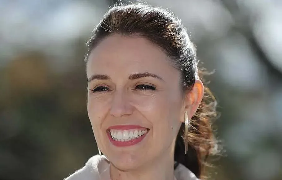 Циркът е пълен! Продадоха на търг премиерска псувня