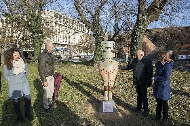 Пластики на праисторически фигури в старозагорски парк