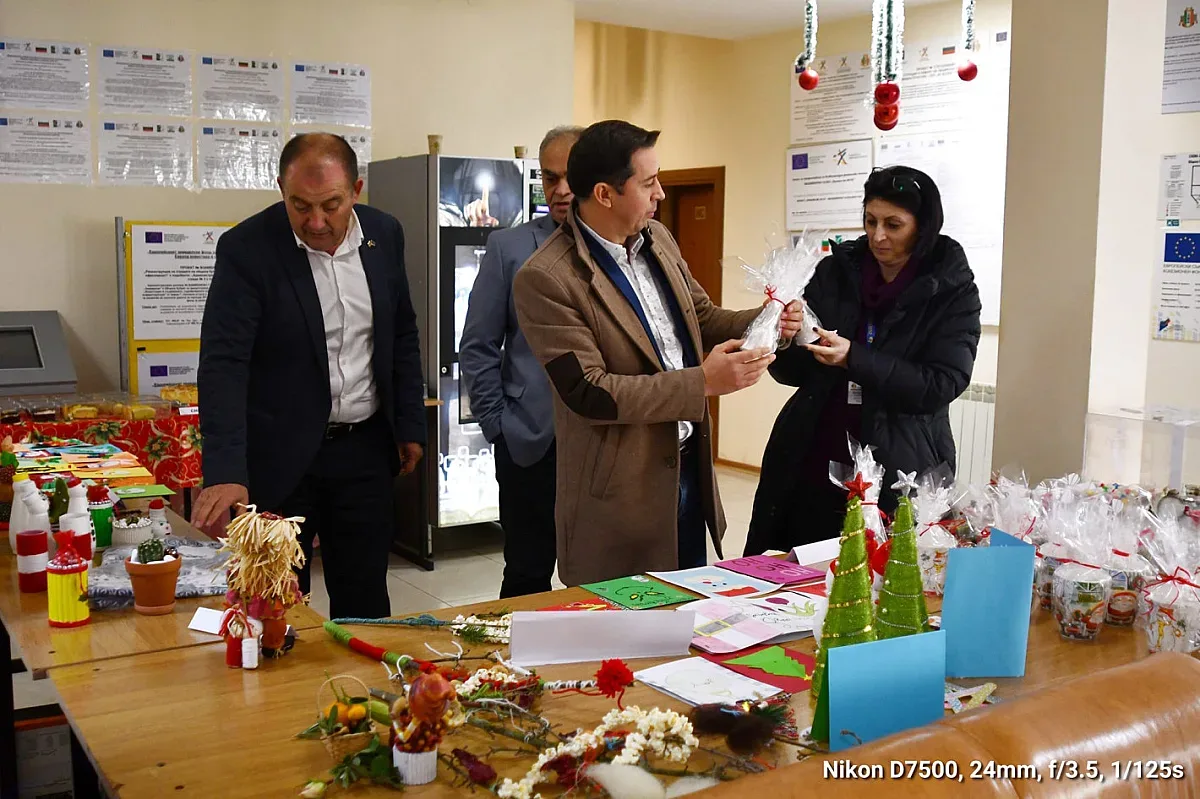 Училища и институции откриха благотворителен коледен базар в Кубрат