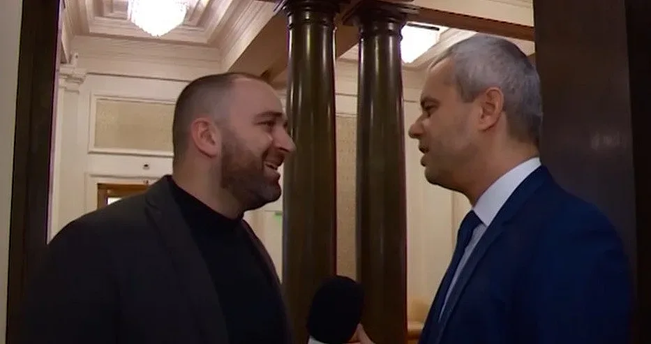 Скандал! Репортер подгони Костадинов в парламента