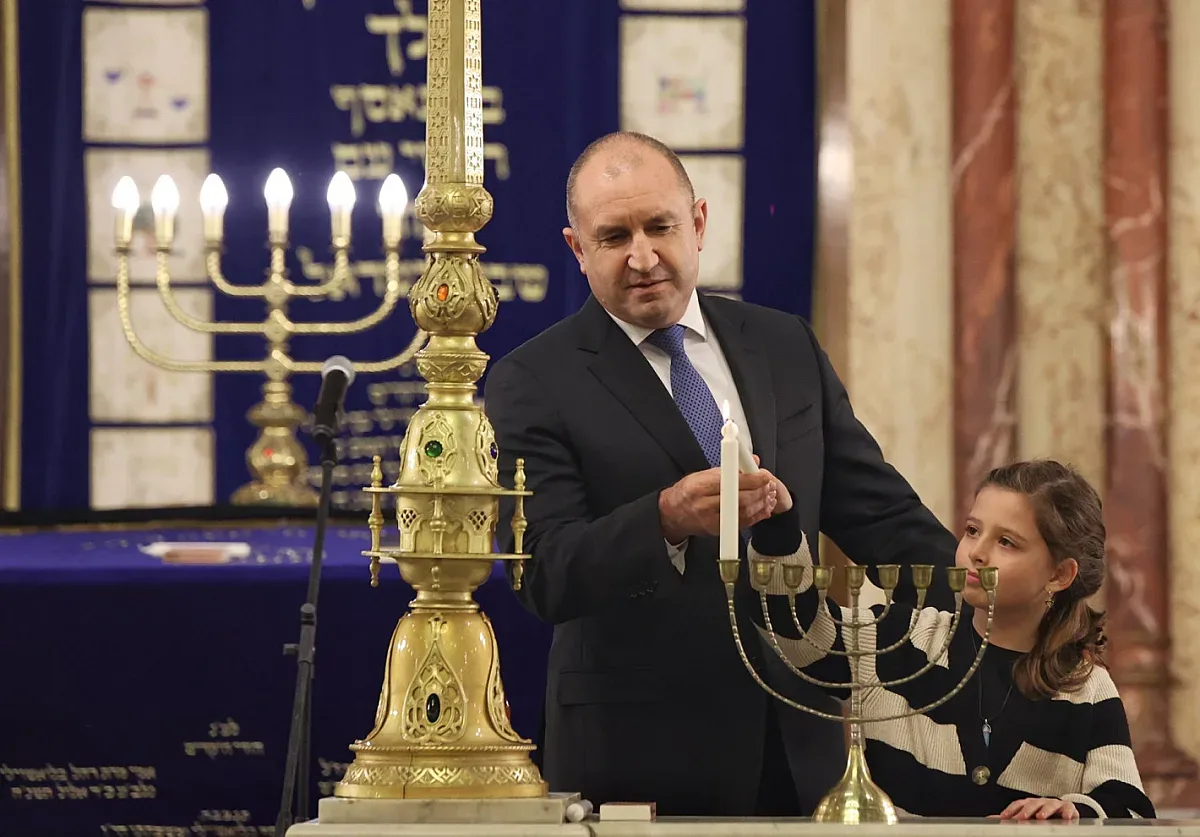 Радев уважи еврейския Празник на светлината Ханука