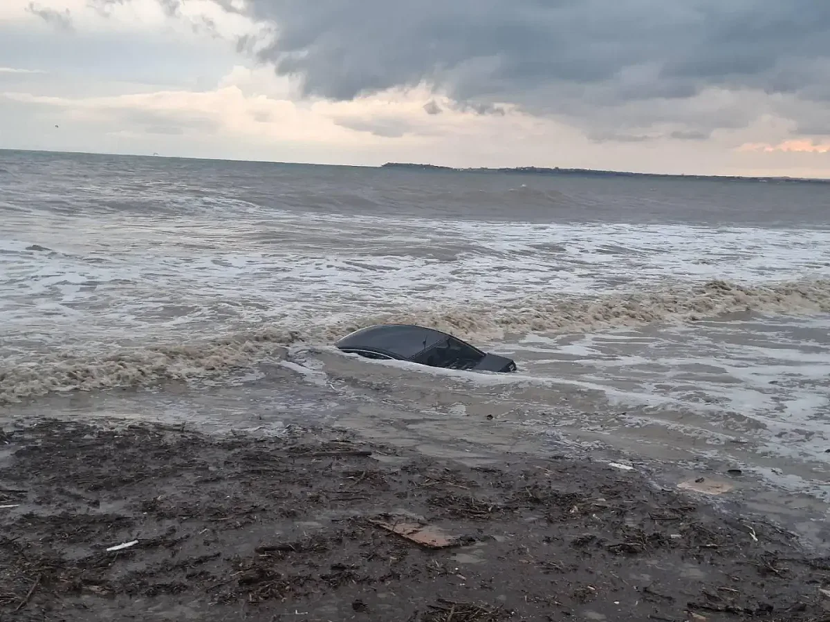 Два живота са спасени от водния ад на Елените!