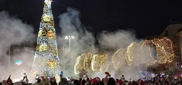 Децата на Казанлък отброиха последните секунди за светването на празничните светлини