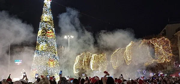 Децата на Казанлък отброиха последните секунди за светването на празничните светлини