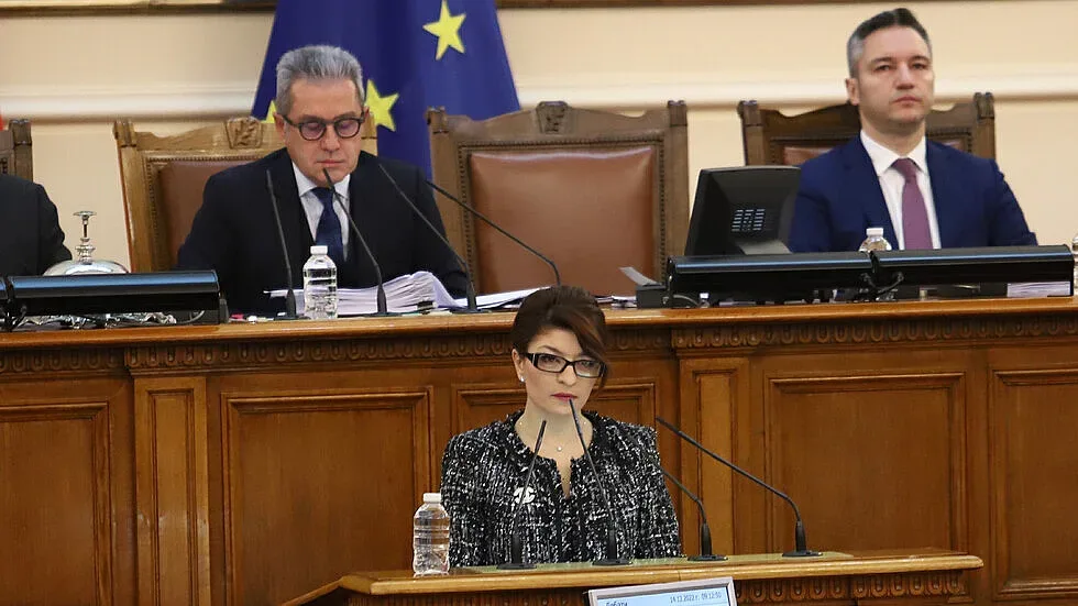 Атанасова зове за подкрепа. Хвърли обвинения към политическия елит