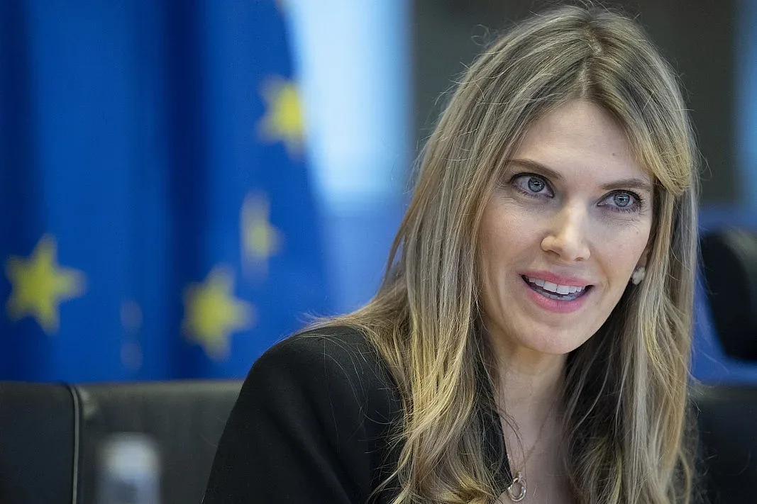 "Торбите с пари" тресат Европарламента, Ева Кайли отстранена