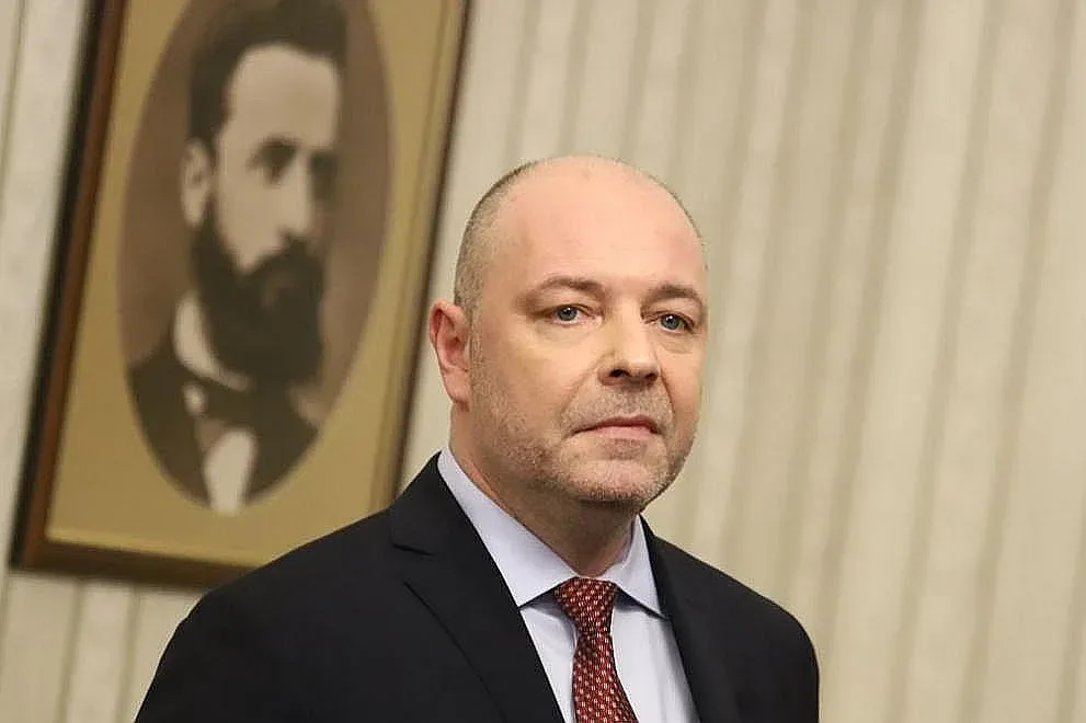 Габровски връчва папка с министри. Кои са имената в списъка?