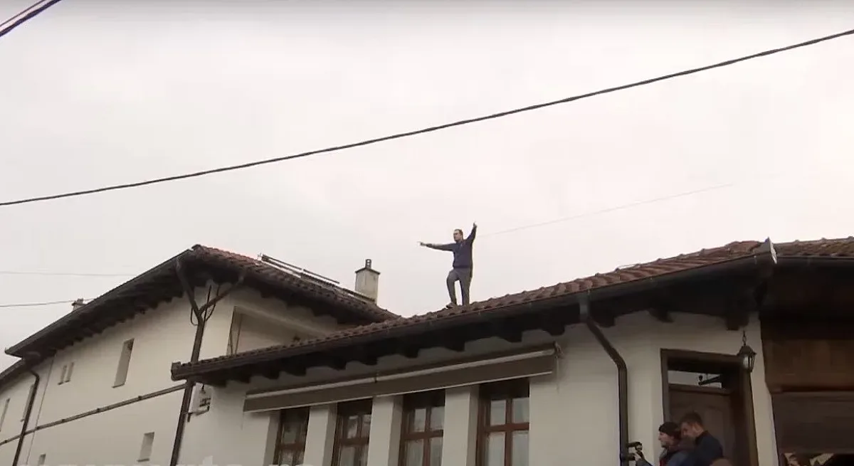 Екшън! Мъж заплаши със самоубийство, след като посегнаха на ракията му