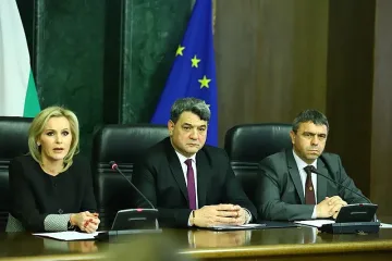 Акция "Бяло": Покрай дрогата хванаха оръжие и мигранти