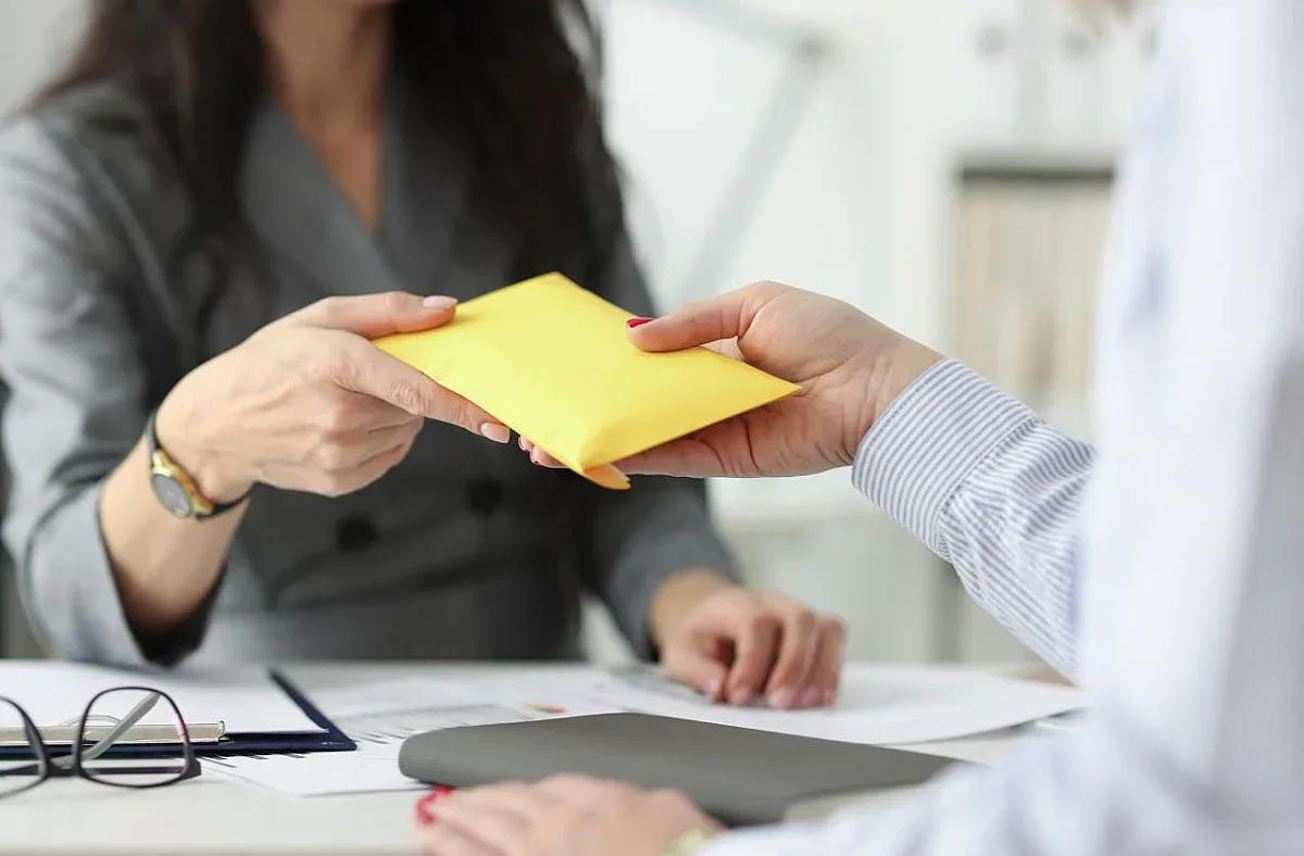 Задължават фирмите да докладват за служители с високи заплати